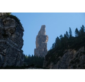 Salendo la Val Montanaia, il Campanile spunta all'improvviso, imponente e assurdo