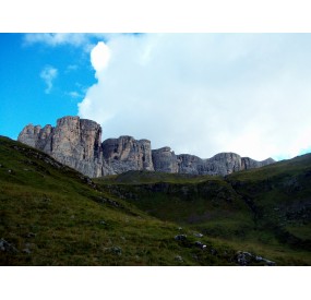 La bastionata dei Lastoni di Formin sui pascoli del Mondeval