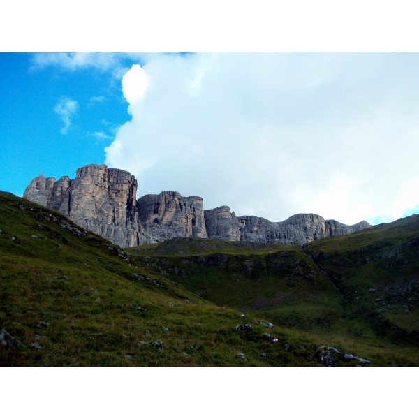 La bastionata dei Lastoni di Formin sui pascoli del Mondeval