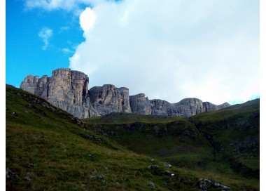 La bastionata dei Lastoni di Formin sui pascoli del Mondeval