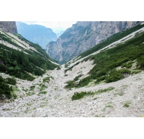 Scendendo lungo la Valle Monfalconi di Cimoliana